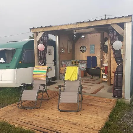 Campingplatz Father Ted Retro Caravan!
