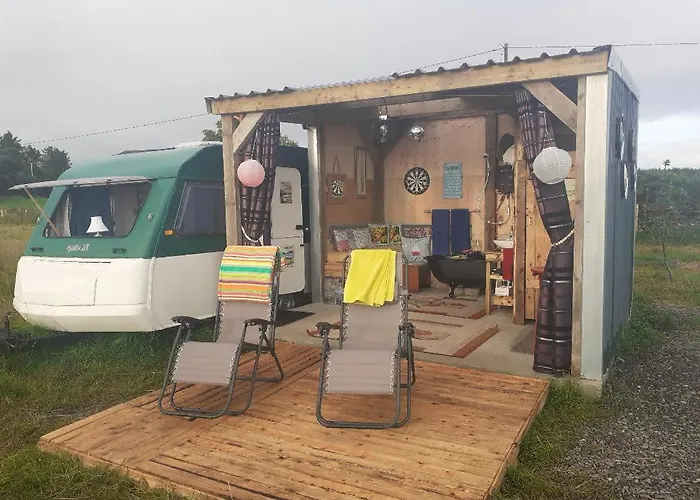 Кемпинг Father Ted Retro Caravan!